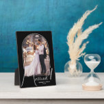Weddenskunst Foto zwart Fotoplaat<br><div class="desc">In een speciale keepomwille staat uw trouwfoto in een elegant boogontwerp met de tekst "Gehuwd" in de tekst van de kerk, samen met uw namen en trouwdatum op een zwarte achtergrond. Een prachtig cadeau voor je familie en een geweldig geheugen dat je thuis kunt zien. De kleur van de ACHTERGROND...</div>