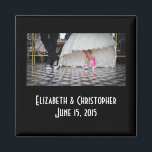 Weddensteller in een Retro Style Fifties Diner Magneet<br><div class="desc">Een schattig afbeelding van een bruid en poten en voeten. Ze dragen hun fancy trouwjurk met casual loopschoenen. Hij heeft zwarte sneakers en haar zijn levendige bruine roze. Het contrast van het zwarte en witte thema met de roze schoenen maakt echt de afbeelding pop! Het gelukkige paar staat in een...</div>