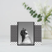 Weddensteller slaat de datumkaart op aankondigingskaart (Staand voorkant)