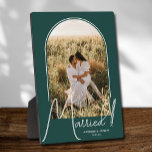 Wedding Arch Foto Emerald Green Fotoplaat<br><div class="desc">In een speciale keepomwille staat je trouwfoto in een elegant boogvormig ontwerp met de tekst "Gehuwd" in de tekst van de kerk, samen met je namen en trouwdatum op een smaragdgroene achtergrond. Een prachtig cadeau voor je familie en een geweldig geheugen dat je thuis kunt zien. De kleur van de...</div>
