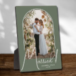 Wedding Arch Foto Sage Green Fotoplaat<br><div class="desc">In een speciale keepomwille staat uw trouwfoto in een elegant boogontwerp met de tekst "Gehuwd" in de tekst van de kick, samen met uw namen en trouwdatum op een groene achtergrond. Een prachtig cadeau voor je familie en een geweldig geheugen dat je thuis kunt zien. De kleur van de ACHTERGROND...</div>