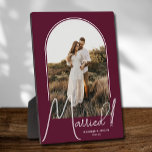 Wedding Arch Photo Burgundy Fotoplaat<br><div class="desc">In een speciale keepomwille staat je trouwfoto in een elegant boogvormig ontwerp met de tekst "Gehuwd" in de tekst van de kerk, samen met je namen en trouwdatum op een achtergrond van een woedende. Een prachtig cadeau voor je familie en een geweldig geheugen dat je thuis kunt zien. De kleur...</div>