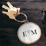 Wedding Elegant Chic Modern Monogram Foliage Sleutelhanger<br><div class="desc">Bestaat uit eenvoudige rechte lijnbeklede lijsten met klassiek krullend manuscript en serif typografie. Deze elementen zijn eenvoudig,  tijdloos en klassiek. Dit is ontworpen door White Paper Birch Co. exclusief voor Zazzle. Hier te vinden op: http://www.zazzle.com/store/whitepaperbirch</div>