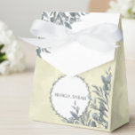 Wedding Favor Box with Ginko Leaves and Names Bedankdoosjes<br><div class="desc">Wedding Favor Box with Ginko Leaves and Names An elegant favor box, perfect for weddings, anniversaries, or special events. The design features a refined monochromatic floral composition (Ginko/Eucalyptus) and a personalized medallion with the names "Marco & Sarah". Ideal for holding favors or small gifts, it adds a touch of class...</div>