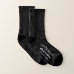 Wedding Favor Funny Black Sokken<br><div class="desc">Haal je trouwgasten op de dansvloer in deze leuke "deze voeten dansend voor liefde op de bruiloft van sokken". Pas deze souvenir keepsakes aan met uw voornamen en trouwdatum in witte typografie tegen een zwarte achtergrond.</div>