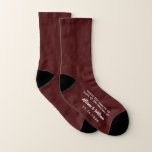 Wedding Favor Funny Burgundy Sokken<br><div class="desc">Haal je trouwgasten op de dansvloer in deze leuke "deze voeten dansend voor liefde op de bruiloft van" sokken. Pas deze souvenir keepsakes aan met je voornamen en trouwdatum in witte typografie tegen een woeste achtergrond.</div>