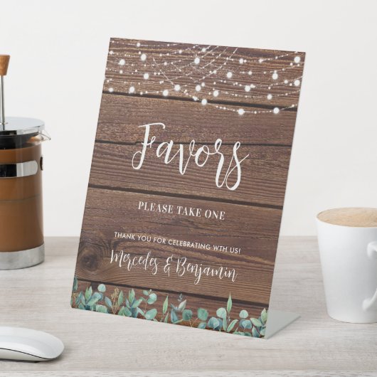 Wedding Favors Rustic Wood Greenery String Lights Reclamebord Met Voetstuk (Insitu)