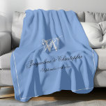 Wedding Gift Elegant Monogram Pas getrouwd Keepomw Fleece Deken<br><div class="desc">Wedding Gift Elegant Monogram Pas getrouwd Keepomwille Fleece Blanket. Persoonlijk mooi blauw en lichtgrijs, monogrammed Fleece Blanket. Het klassieke initiaal van het manuscriptmonogram familienaam, en bruid en groomnamen en de huwelijksdatum op een eenvoudige elegante blauwe achtergrond. Het perfecte geschenk voor nieuwe wieren, een geliefde herinnering aan hun speciale dag of...</div>