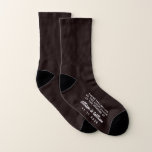 Wedding Groom Funny Sokken<br><div class="desc">Dress de mannen van je trouwfeest met het coördineren van leuke sokken — voor de bruidegom,  "deze voeten behoren tot de gelukkige groom op de bruiloft van" sokken. Pas deze grappige souvenir keepsakes aan met je voornamen en trouwdatum in witte typografie tegen een zwarte achtergrond.</div>