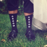 Wedding Groom Persoonlijk Zwart Sokken<br><div class="desc">Maak de mannen van je trouwpartij af met het coördineren van zwarte gepersonaliseerde sokken. "Groom" staat op de voorzijde van de sokken in vetgedrukte witte typografie. Pas deze souvenir-koepjessokken aan met je voornamen en trouwdatum in eenvoudige witte typografie.</div>