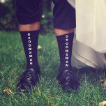 Wedding Groomsman gepersonaliseerd zwart Sokken<br><div class="desc">Dress de mannen van je trouwpartij met het coördineren van persoonlijke sokken. "Groomsman" staat op de voorkant van de sokken in vettige witte typografie. Pas deze handschokken aan met je voornamen en trouwdatum in eenvoudige witte typografie.</div>