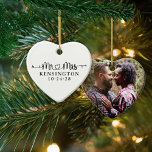 Wedding Heart Arrows Mr Mrs Pas getrouwd Foto Keramisch Ornament<br><div class="desc">Wedding Heart Arrows Mr en Mrs Pas getrouwd Verloving Foto Ornamenten gepersonaliseerd met je achternaam, trouwdatum en foto! Eenvoudig aan te passen voor het perfecte cadeau voor bruiloften, verjaardagen, eerste Kerstmis, verloving, enz. Neem contact met ons op via cedarandstring@gmail.com als u hulp nodig hebt bij het ontwerp of de bijbehorende...</div>