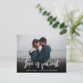 Wedding Love is Patiëntenuitgestelde Eenvoudige Fo Aankondigingskaart (Staand voorkant)