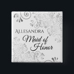 Wedding Maid of Honor Name Tag Silver Lacy Curls Vierkante Button 5,1 Cm<br><div class="desc">Identificeer de belangrijkste spelers op je vrijgezellenfeest, bruiloft of repetitief diner met onze elegante, Silver Faux Folie knoppen. Deze knop is ontworpen om te coördineren met onze Silver Foil Elegant Wedding Suite en bevat een Silver Faux-folie die op een witte achtergrond bloeit met zwarte tekst die Maid of Honor afleest...</div>