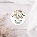 Wedding met de heer Mrs. pampas gras, eucalyptus b Ronde Sticker<br><div class="desc">De heer en mevrouw pampas gras,  eucalyptus botanical black and white modern boho party geven de decor gift sticker.</div>