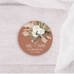 Wedding met de heer Mrs. pampas gras, eucalyptus b Ronde Sticker<br><div class="desc">De heer en mevrouw pampas gras,  eucalyptus botanical black,  white and terracotta modern boho party bevoordelen decor gift sticker.</div>
