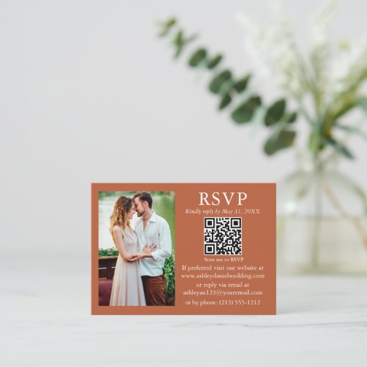 Wedding Modern Minimalist Foto Terracotta QR RSVP Informatiekaartje (Staand voorkant)
