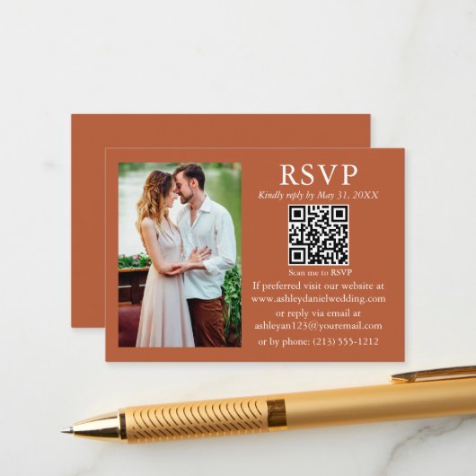 Wedding Modern Minimalist Foto Terracotta QR RSVP Informatiekaartje (Voorkant / Achterkant in situ)