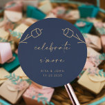 Wedding Party Favoriet S'more Ronde Sticker<br><div class="desc">Op zoek naar de ultieme huwelijksfeest gunst die een zoete indruk achterlaat? Onze Wedding Party Favoriet S'more Classic Round Sticker op Zazzle is de perfecte touch voor uw speciale dag! Deze charmante sticker heeft aanpasbare tekst en heerlijke design, ideaal voor het labelen van meer kits of lekkernijen. Gemaakt voor duurzaamheid...</div>