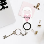 Wedding Planner Coördinator Mini Flessenopener<br><div class="desc">Deze Wedding Planner Coordinator Sleutelhanger Bottle Opener in blush pink is een chique en praktische aandenken voor de hedendaagse bruiloft organisator. Dit trendy accessoire combineert een stijlvol minimalistisch ontwerp met een vleugje humor en is ideaal om een feestelijke drink te openen na een geslaagde planningssessie, waardoor het een leuk en...</div>