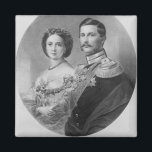 Wedding-portret van hun koninklijke hoogtes magneet<br><div class="desc">Het bruiloft van de Duitse School-portret van hun koninklijke hoogtes Princess Victoria (1840-1901) en kroonprins Frederick William of Prussia (1831-88) 25 januari 1858, gegraveerd door Carl Sussnapp, gevestigd in een particulier Collectie. Het bruiloft-portret van hun koninklijke hoogtes, prinses Victoria (1840-1901) en kroonprins Frederick William of Prussia (1831-88), 25 januari 1858,...</div>