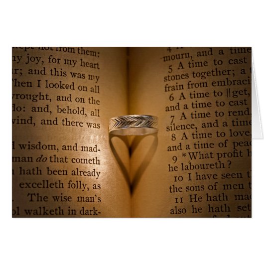 Wedding Ring Heart Shadow op Bijbel (Voorkant Horizontaal)