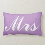 Wedding Souvenir Mr. en Mrs. Paars Parchment Kussen<br><div class="desc">Een geweldige huwelijkssouvenir,  dit zal een geweldig cadeau zijn voor een nieuw echtpaar.  Met een paarse perkamentachtergrond met "mevrouw" geschreven in grote witte kromme doopvont,  pas de rug met jouw naam aan.  Bestel er vandaag nog een!</div>