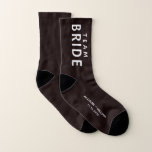 Wedding Team Bride Personalized Sokken<br><div class="desc">A fun personalized Team Bride wedding favor gift for your friends and familiy. You can personalize these herinnering keepsake socks with your first names and wedding date in white typography against a black background.</div>