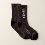 Wedding Usher - Gepersonaliseerd Sokken<br><div class="desc">Dress de mannen van je trouwpartij met het coördineren van persoonlijke sokken. Je kunt deze souvenir keepomwille "Usher" sokken personaliseren met je voornamen en trouwdatum in witte typografie tegen een zwarte achtergrond.</div>