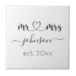 Wedding Verloving Heart de heer Mrs. Persoonlijke  Tegeltje<br><div class="desc">Meneer en mevrouw gepersonaliseerde achternaam of achternaam met leuke girly hart keramische tegel met aangepaste naam en gevestigde datum die een gepersonaliseerd en speciaal cadeau voor een bruiloft,  jubileum,  kerst of verloving cadeau maakt.</div>