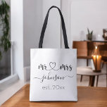 Wedding Verloving Heart de heer Mrs. Persoonlijke  Tote Bag<br><div class="desc">De heer en mevrouw gepersonaliseerde achternaam of achternaam met een schattige canvas tas uit het meisje met een eigen naam en een vaste datum die een gepersonaliseerd en speciaal cadeautje maakt voor een bruiloft,  een jubileum,  een kerstcadeau of een cadeau voor een verloving.</div>
