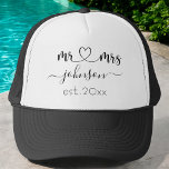 Wedding Verloving Heart de heer Mrs. Persoonlijke  Trucker Pet<br><div class="desc">De heer en mevrouw gepersonaliseerde achternaam of achternaam met een schattige girale trucker hoed met een aangepaste naam en een vaste datum die een gepersonaliseerd en speciaal cadeautje maakt voor een bruiloft,  verjaardag,  Kerstmis of verloving cadeau.</div>