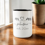 Wedding Verloving Heart de heer Mrs. Persoonlijke  Tweekleurige Koffiemok<br><div class="desc">De heer en mevrouw gepersonaliseerde achternaam of achternaam met schattig meisjeshart koffiekopje met aangepaste naam en vastgestelde datum die een gepersonaliseerde en speciale gift voor een huwelijk,  jubileum,  Kerstmis of verloving cadeau maakt.</div>