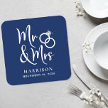 Wedding voor de heer Mrs Navy Blue Kartonnen Onderzetters<br><div class="desc">Decoreer je trouwreceptietafels en geef je trouwgasten een leuke souvenir keepname van je speciale dag met deze donkerblauw onderzetter van de gewone marine met "Mr & Mrs." geschreven in een groot wit script en een illustratie van twee trouwringen die samen zijn. Voeg jouw naam en trouwdatum toe.</div>