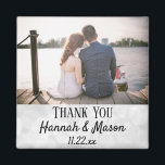 Wedding voor Modern Typografie Foto bedankt Magneet<br><div class="desc">Deze moderne typografische fotomagneet zal het perfecte plezier maken voor je bruiloft! Personaliseer met de foto,  de namen,  en de datum van uw keus. De namen en de datum worden opgelegd over een lichte witte bokeh achtergrond.</div>