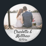 Wedding voor Modern Typografie Foto bedankt Magneet<br><div class="desc">Deze moderne typografische fotomagneet zal het perfecte plezier maken voor je bruiloft! Personaliseer met de foto,  de namen,  en de datum van uw keus. De namen en de datum worden opgelegd over een lichte witte bokeh achtergrond.</div>