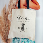 Wedding Welcome Bag | ananasmonogram Tote Bag<br><div class="desc">Welkom gasten op uw bruiloft met deze chique en moderne gepersonaliseerde canvas tassen. Design beschikt over de Hawaïaanse begroeting "aloha" in een handgeschreven kalligrafie script, met ruimte om te personaliseren met uw trouwlocatie, initialen en datum. Een ananas silhouet illustratie maakt het ontwerp compleet, waardoor deze tas een perfecte keuze is...</div>
