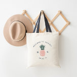 Wedding Welcome Bag | Monogram anananas roze Tote Bag<br><div class="desc">Welkom gasten bij je doelbruiloft met deze gepersonaliseerde canvas tassen. Ontwerpfuncties "Welkom bij [je trouwlocatie]" gekromd over een groene en tropische afbeelding van een roze anananas. Pas je initialen aan met je trouwdatum in marinesblauwe letters.</div>