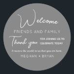 Wedding Welcome Gray Typography Favor Ronde Sticker<br><div class="desc">Viel de grote dag om je trouwgasten welkom te heten met deze typografie 'Welkom familie en vrienden' bruiloft voor stickers! Deze unieke stickers zijn voorzien van een gewaagd,  modern design dat zeker een speciale aanraking aan elke bruiloft zal toevoegen.</div>