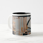 Wederopbouw van de stoommotor van James Watt Tweekleurige Koffiemok (Voorkant links)