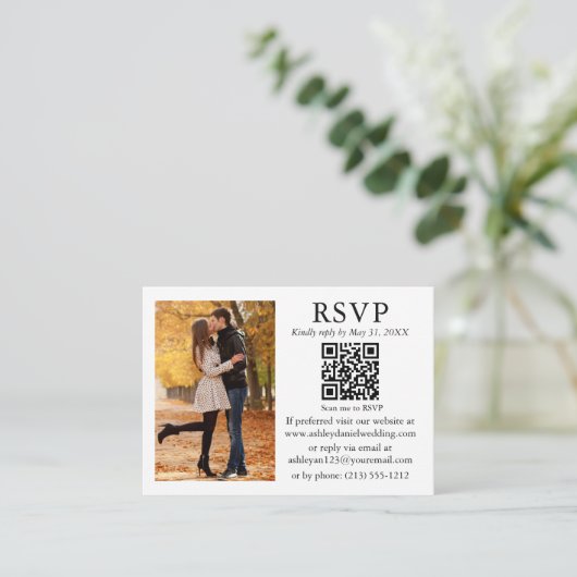 Weduwminimalisfoto zwart-wit QR RSVP Informatiekaartje (Staand voorkant)