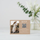 Weduwminimalistisch Simple Taupe QR Photo RSVP Informatiekaartje (Staand voorkant)