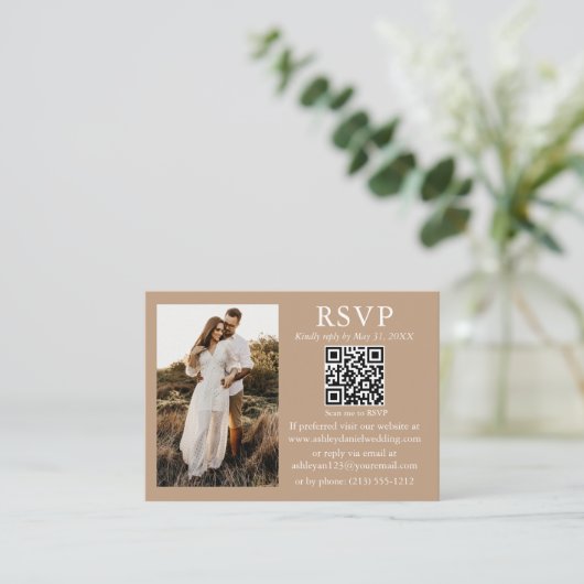 Weduwminimalistisch Simple Taupe QR Photo RSVP Informatiekaartje (Staand voorkant)