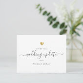 Weduwupdate Uitgesteld Elegant Script Gold Heart Briefkaart (Staand voorkant)