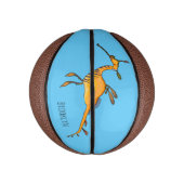 Weedy seadragon cartoon illustratie basketbal (Verticaal)