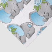 Weefsel van de kleine jongen met een tepel tissuepapier (Detail)