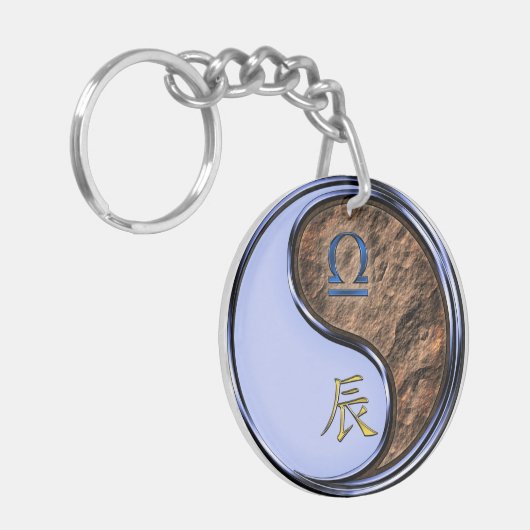 Weegschaal & Aarde Draak Sleutelhanger (Voorkant Links)