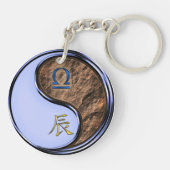 Weegschaal & Aarde Draak Sleutelhanger (Achterkant)