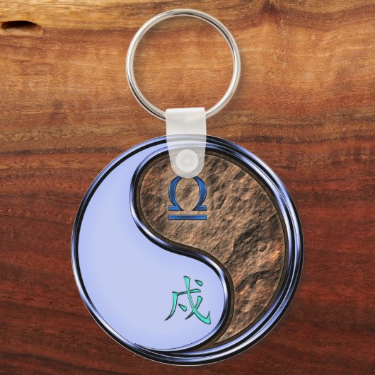 Weegschaal & Aarde Hond Sleutelhanger (Voorkant)