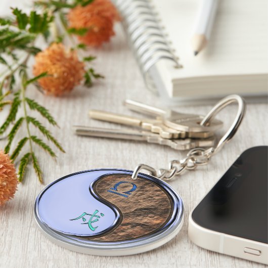 Weegschaal & Aarde Hond Sleutelhanger (Voorkant Rechts)